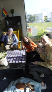 Íslenska: Ungt fólk spilar memory-spil við gluggann í Hinu Húsinu á Eurodesk afmælishátíð, hlæjandi og í góðum félagsskap. English: Young people play a memory card game by the window at the Eurodesk anniversary event, laughing and enjoying each other's company.
